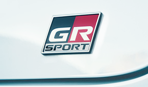 Логотип GR SPORT на крышке багажника